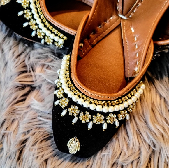 NWT Handmade velvet Zari embroidery rhinestones faux pearl khussa/ Punjabi jutti - Picture 3 of 9